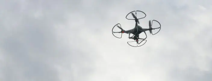 ドローンを使って点検する様子